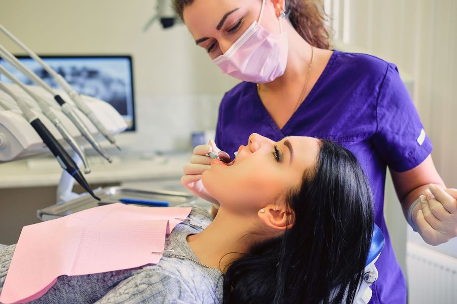 Na czym polega profesjonalne oczyszczanie zębów w gabinecie stomatologicznym, czyli usuwanie kamienia nazębnego (scaling), piaskowanie, polerowanie, lakierowanie i fluoryzacja?