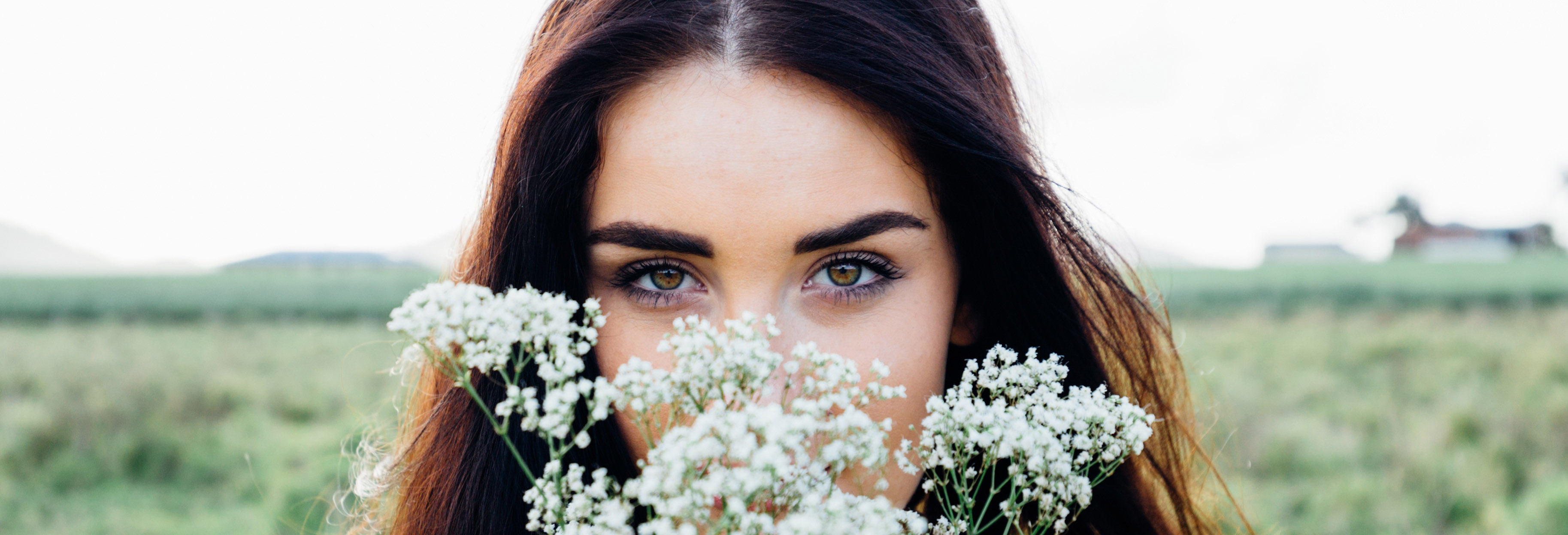Jak pielęgnować skórę wokół oczu? Sposoby na piękne spojrzenie