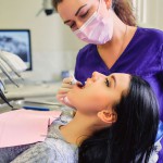 Na czym polega profesjonalne oczyszczanie zębów w gabinecie stomatologicznym, czyli usuwanie kamienia nazębnego (scaling), piaskowanie, polerowanie, lakierowanie i fluoryzacja?