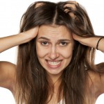 Jak wyleczyć pryszcze na skórze głowy? Kosmetyki antytrądzikowe