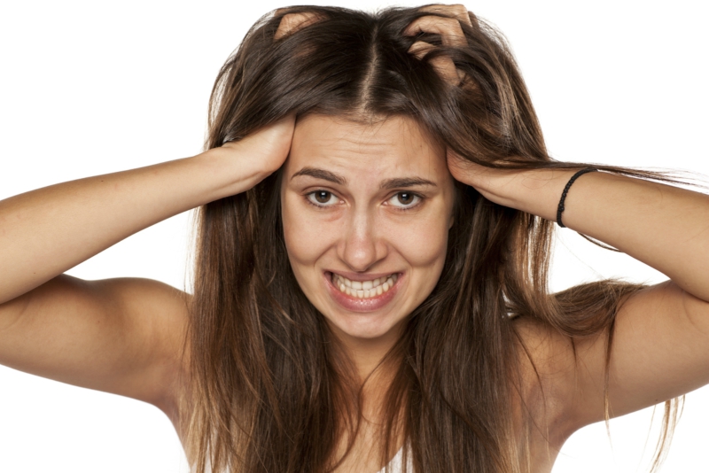 Jak wyleczyć pryszcze na skórze głowy? Kosmetyki antytrądzikowe
