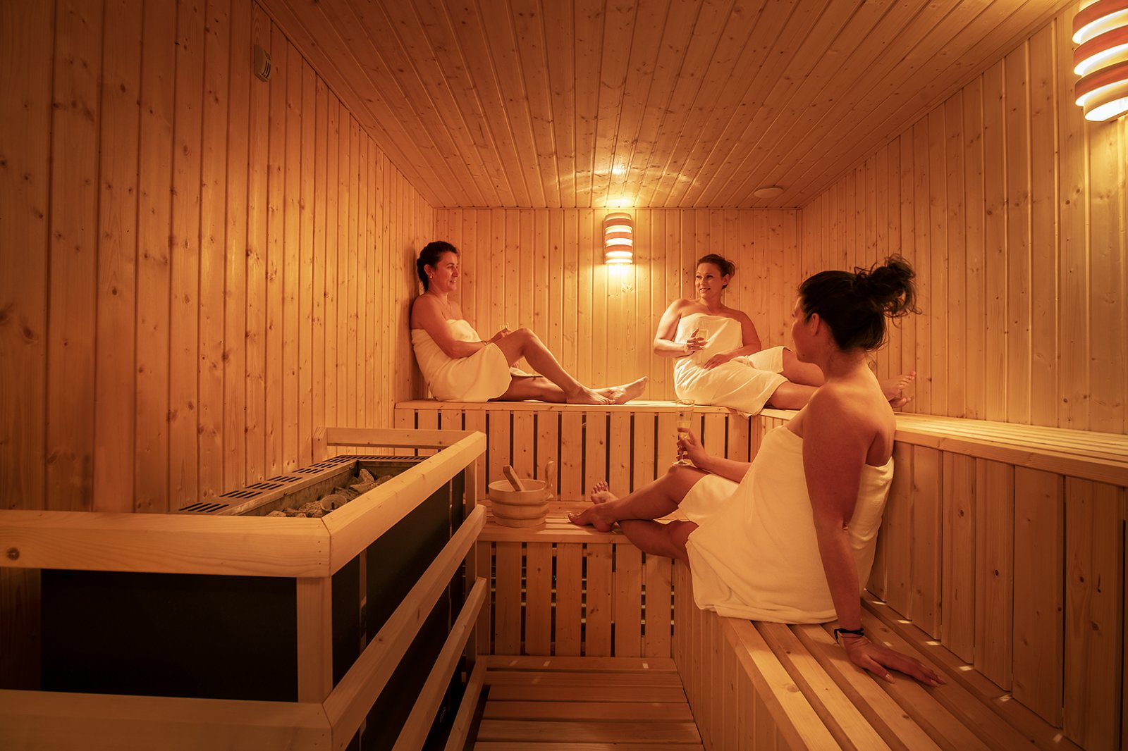 Jak chronić włosy w saunie? Wpływ sauny suchej i parowej na włosy