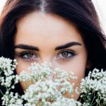 Jak pielęgnować skórę wokół oczu? Sposoby na piękne spojrzenie
