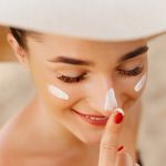 Jak pielęgnować skórę po 30. roku życia, czyli kosmetyki na pierwsze zmarszczki
